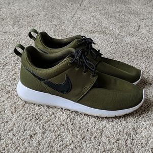 Nike hunter green Roshe